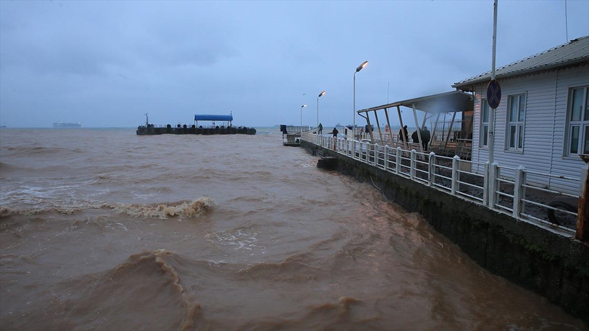 İzmit Körfezi'nde vapur seferleri durduruldu, Körfez ilçesinde limandaki 7 balıkçı