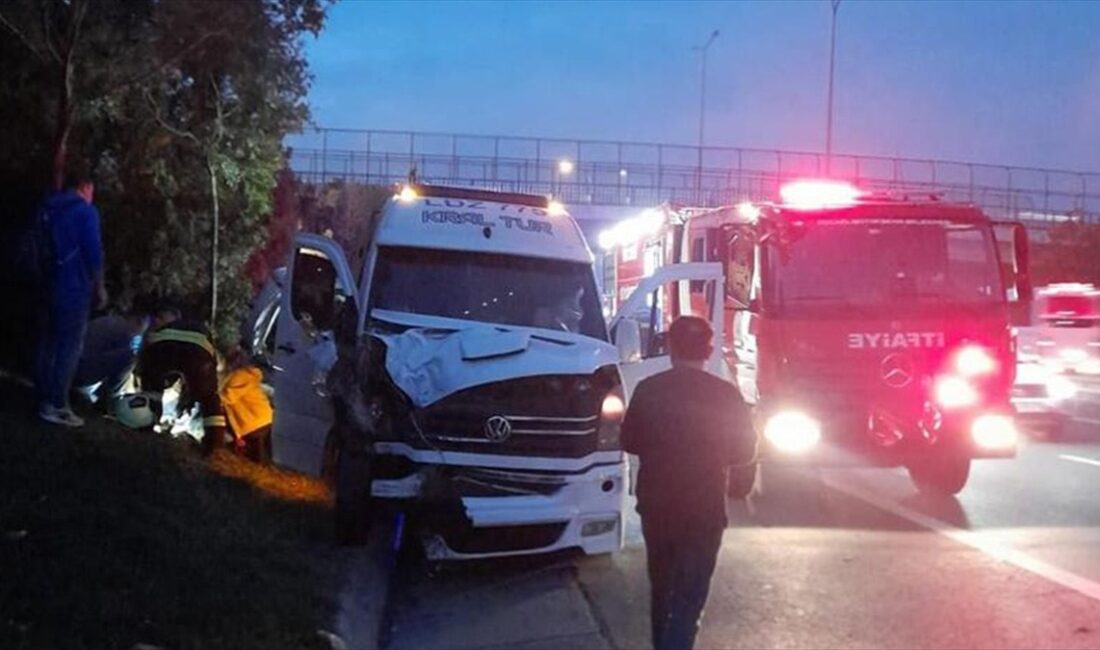 Kocaeli'de işçi servisi ile otomobilin karıştığı kazada yaralanan 14 kişi