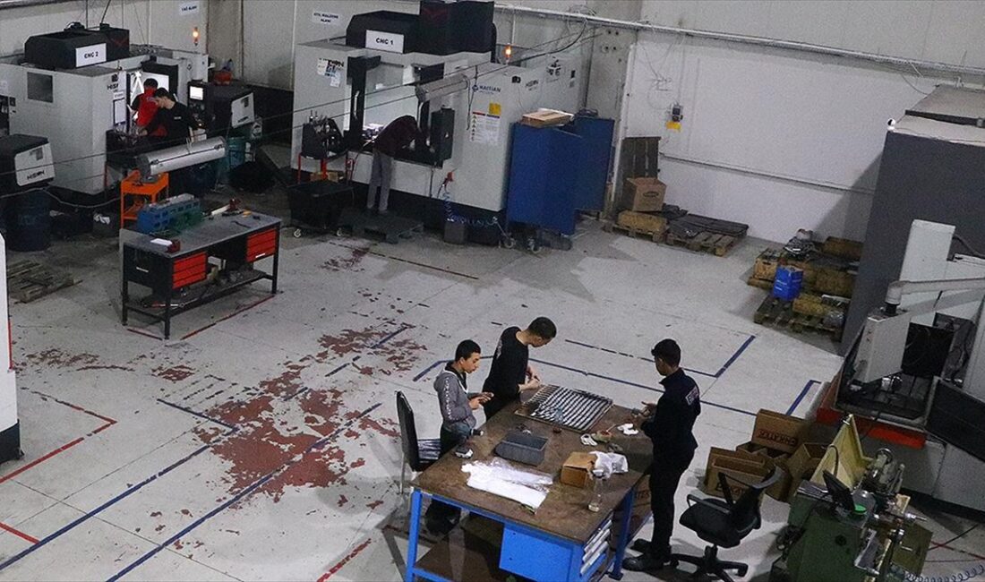 Tekirdağ'ın Çerkezköy ilçesinde yaşayan 38 yaşındaki Okan Yıldırım, enjeksiyon kalıpları