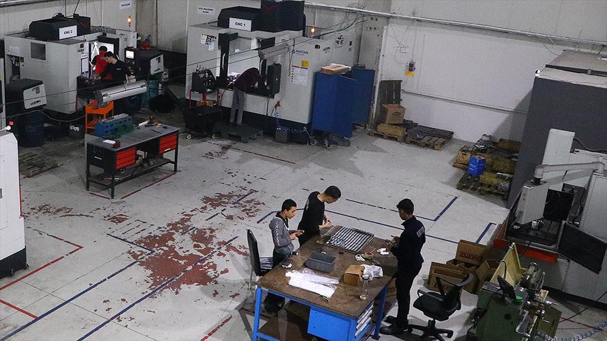 Tekirdağ'ın Çerkezköy ilçesinde yaşayan 38 yaşındaki Okan Yıldırım, enjeksiyon kalıpları