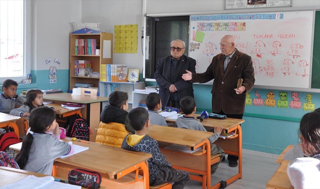 Köy enstitüsü mezunu emekli öğretmenlere duygulandıran davet Kayseri Pazarören Köy Enstitüsü mezunu emekli öğretmenler 92 yaşındaki Mustafa