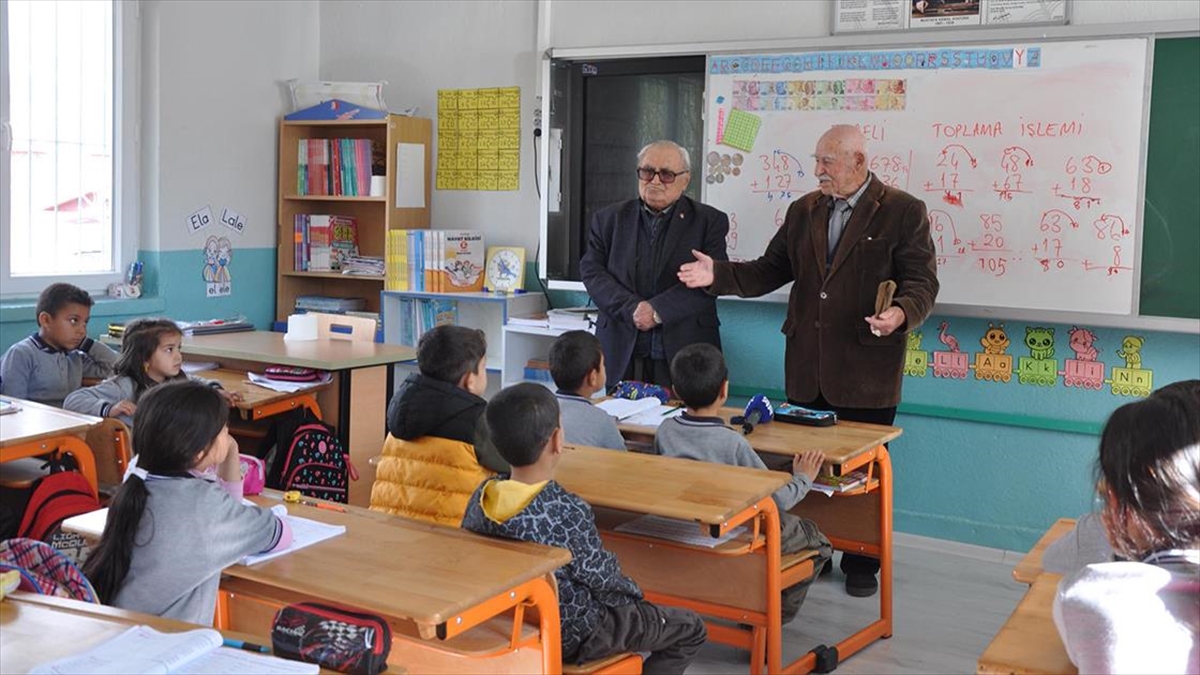 Kayseri Pazarören Köy Enstitüsü mezunu emekli öğretmenler 92 yaşındaki Mustafa