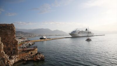 ANTALYA (AA) – Bahama bayraklı "Amadea" adlı kruvaziyer, Antalya'nın Alanya