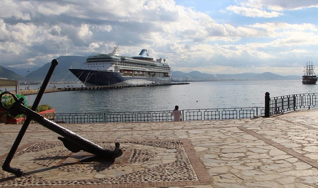 Bahama bayraklı "Marella Discovery 2" adlı kruvaziyer, Antalya'nın Alanya ilçesine