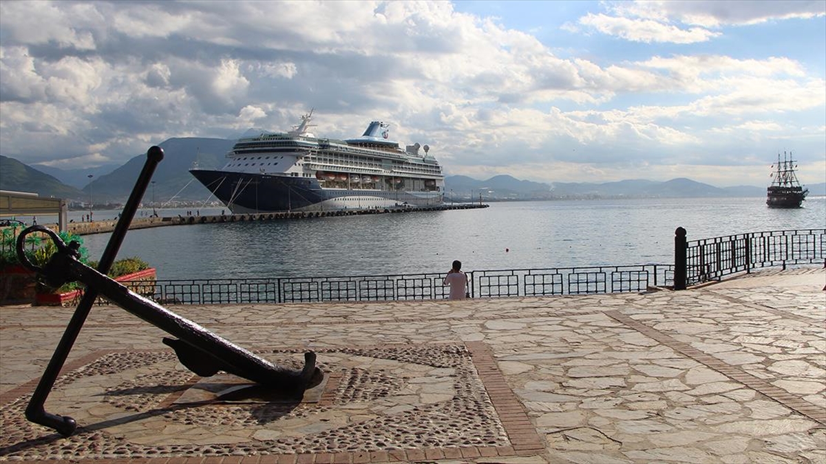 Bahama bayraklı "Marella Discovery 2" adlı kruvaziyer, Antalya'nın Alanya ilçesine