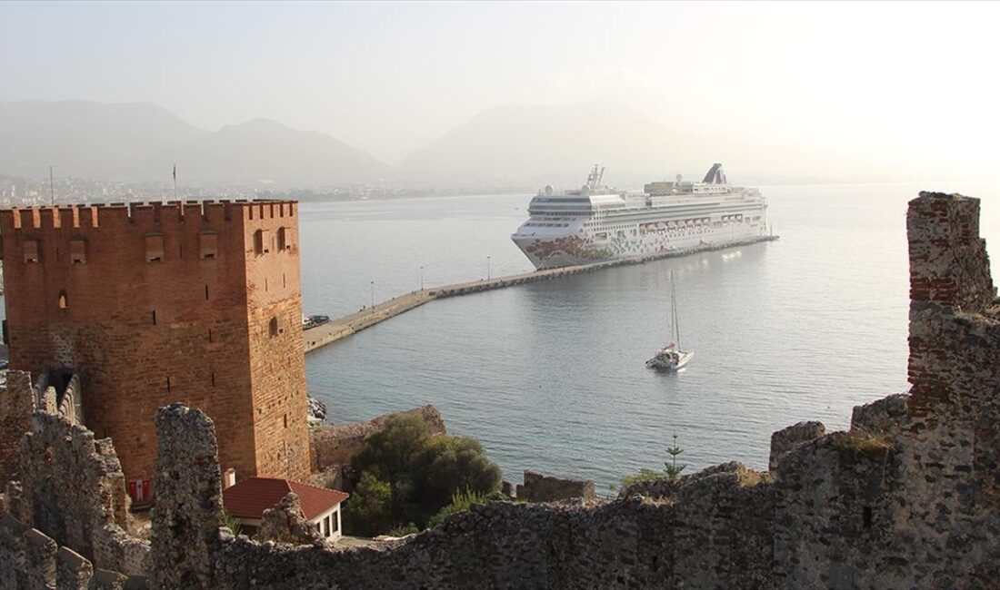 Bahama bayraklı "Norwegian Gem" adlı kruvaziyer, Antalya'nın Alanya ilçesine geldi.