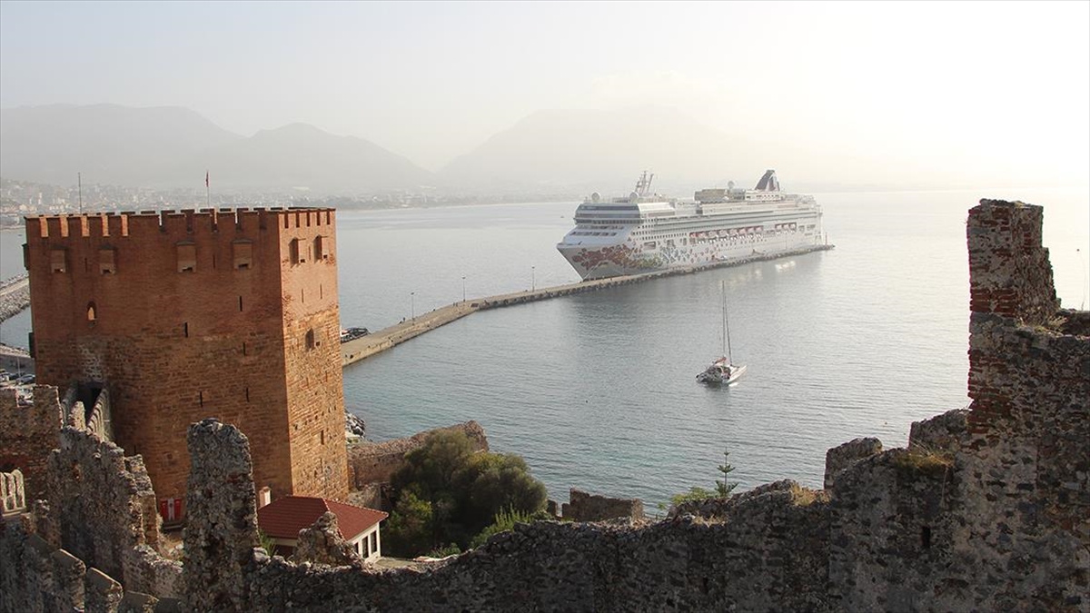 Bahama bayraklı "Norwegian Gem" adlı kruvaziyer, Antalya'nın Alanya ilçesine geldi.