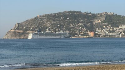 ANTALYA (AA) – Bahama bayraklı "Norwegian Gem" adlı kruvaziyer, Antalya'nın