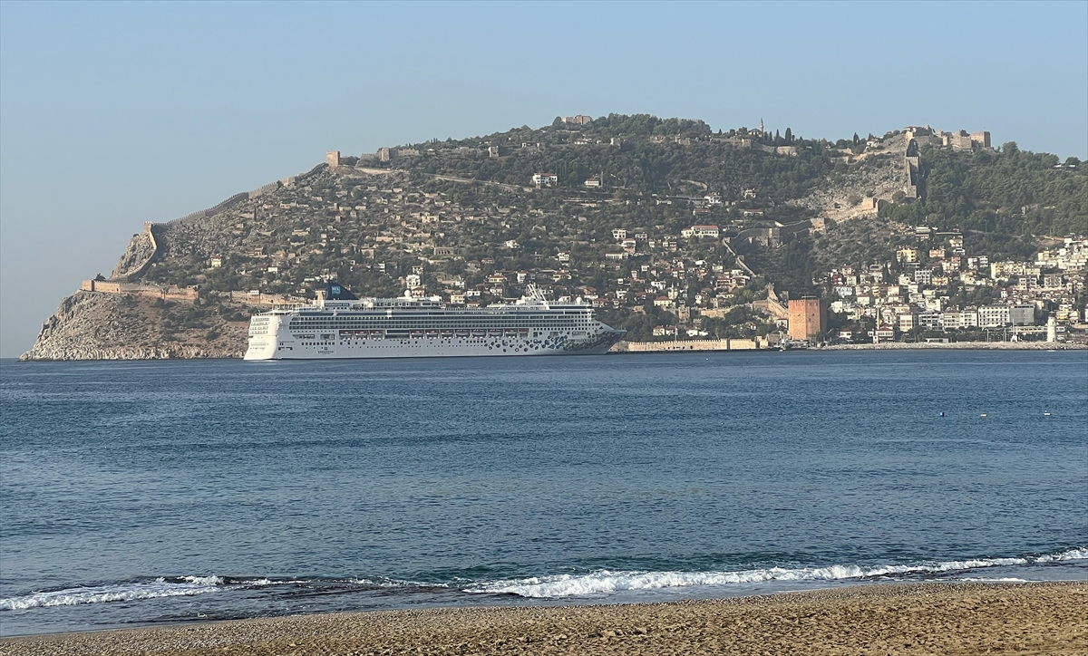 ANTALYA (AA) – Bahama bayraklı "Norwegian Gem" adlı kruvaziyer, Antalya'nın