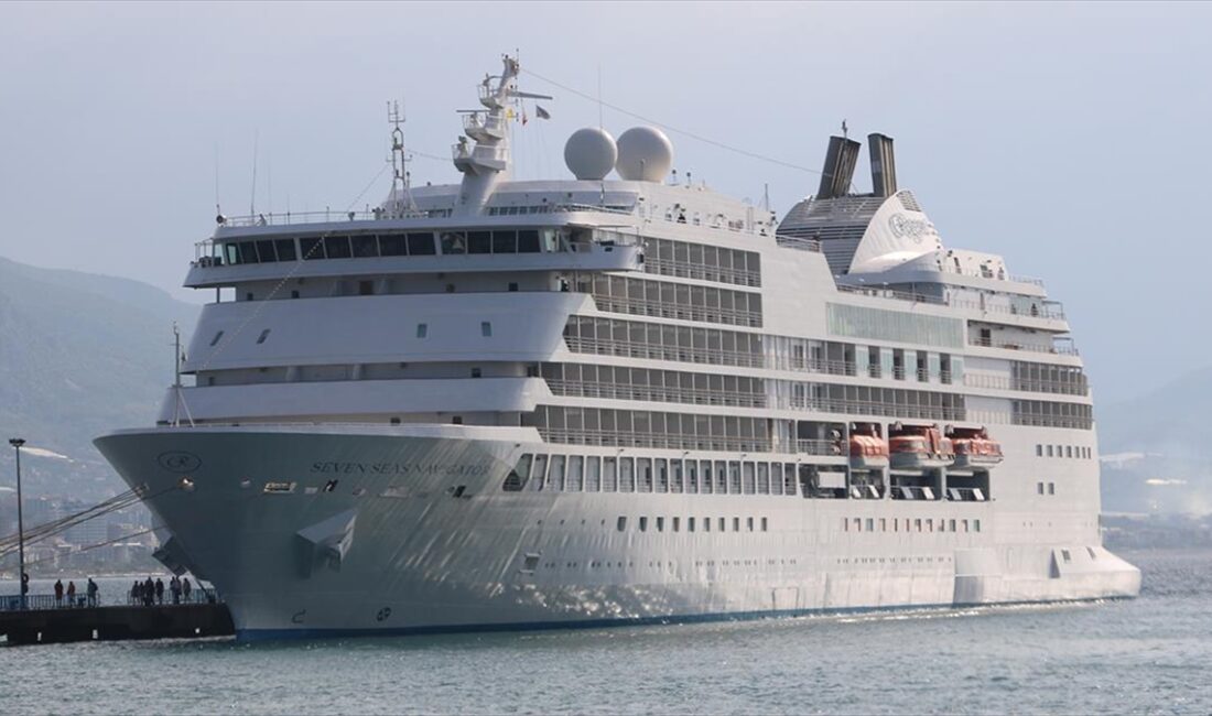 Bahama bayraklı "Seven Seas Navigator" adlı kruvaziyer, Antalya'nın Alanya ilçesine