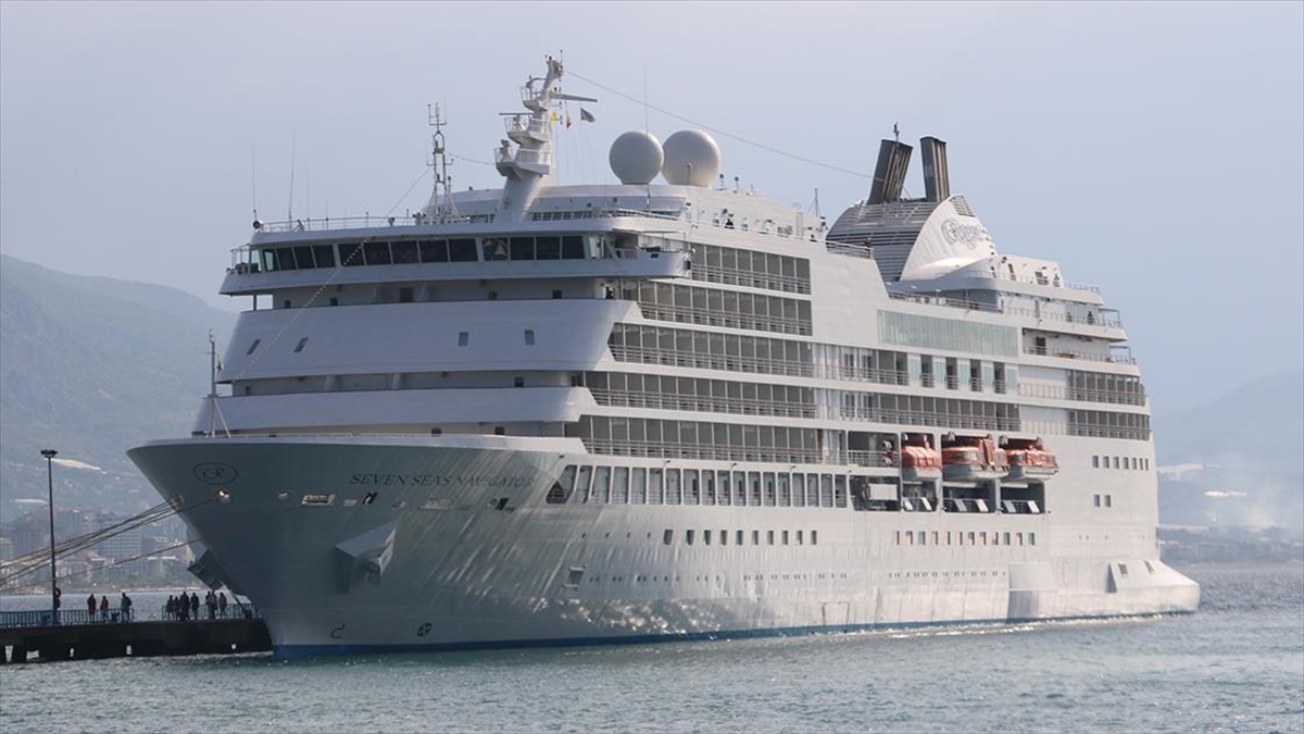 Bahama bayraklı "Seven Seas Navigator" adlı kruvaziyer, Antalya'nın Alanya ilçesine