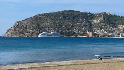 ANTALYA (AA) – Bahama bayraklı "Seven Seas Navigator" adlı kruvaziyer,