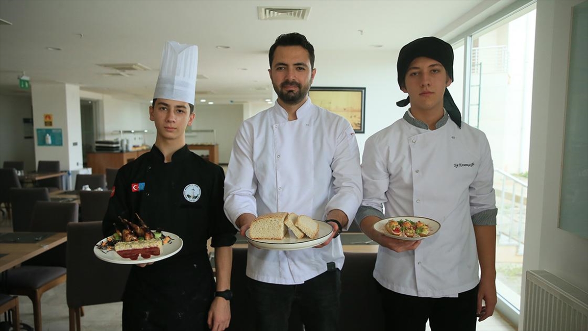Kocaeli'nin Kartepe ilçesindeki meslek lisesinde yiyecek içecek hizmetleri öğretmeni ve