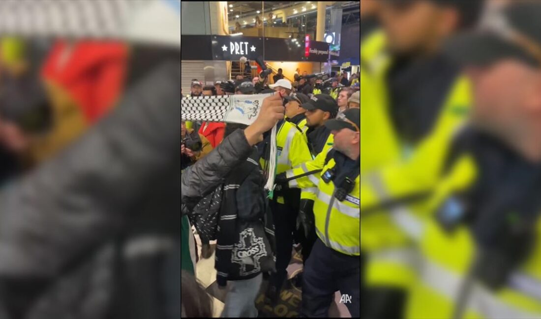 İngiltere'nin başkenti Londra'da Filistin'e destek için tren istasyonunda oturma eylemi