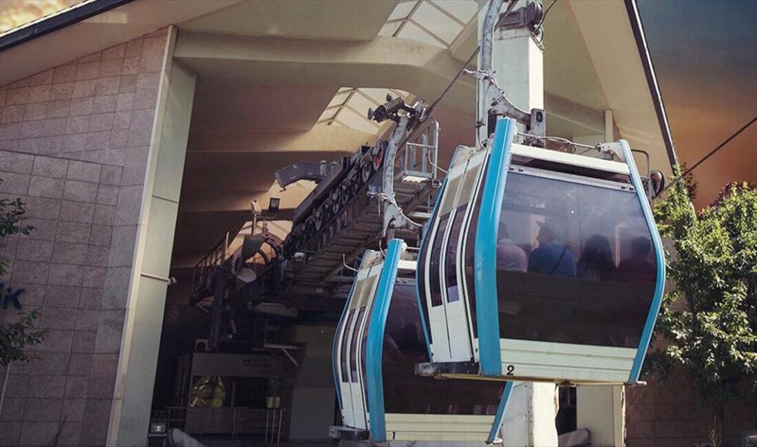 Maçka ve Eyüpsultan'daki teleferik hatları işletmeye açıldı Hava muhalefeti nedeniyle dün işletmeye kapatılan Maçka ve Eyüpsultan'daki teleferik