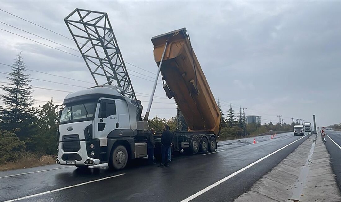 Malatya'da seyir halindeyken dorsesi açılan kamyon, dijital trafik bilgilendirme panosuna