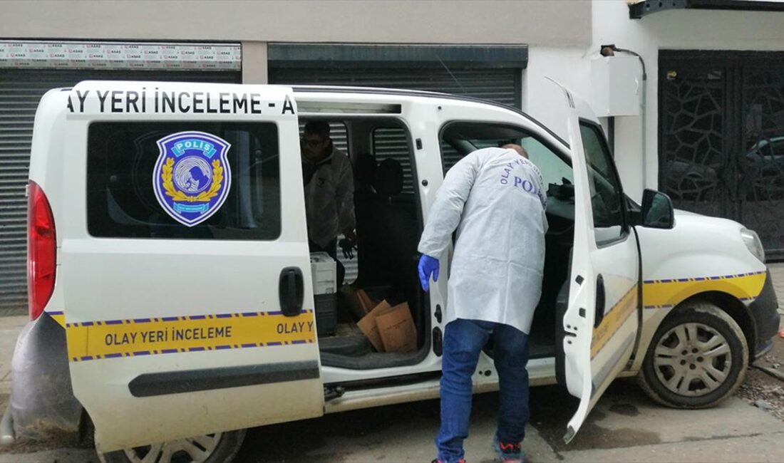 Manisa'nın Salihli ilçesinde anne ile kızı oturdukları apartmanın asansöründe öldürülmüş