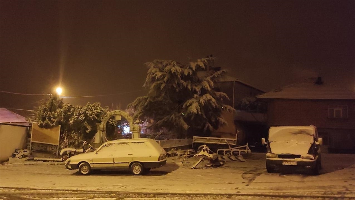 Manisa'nın en yüksek rakımlı ilçesi Demirci'ye mevsimin ilk karı yağdı.