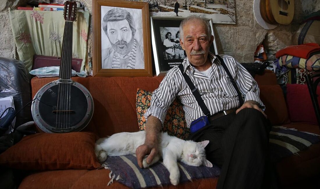 Mardin'de düğünlerde yarım asrı aşkın süre cümbüş ve ud çalan,
