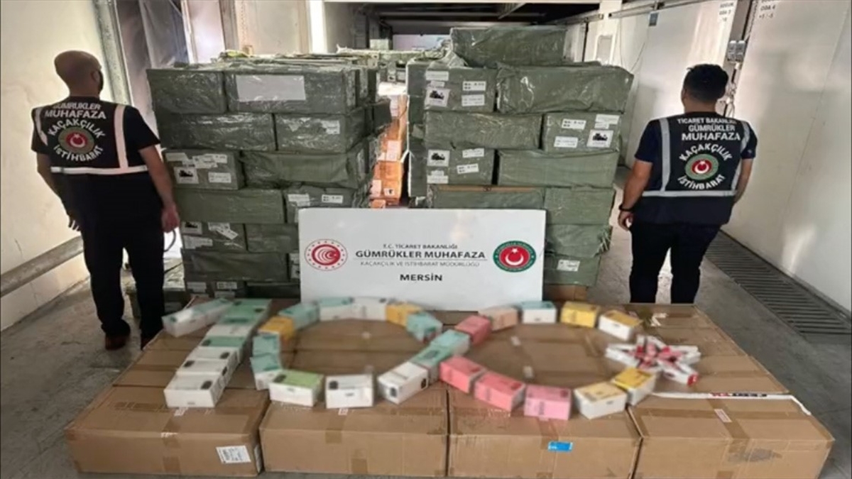 Ticaret Bakanı Ömer Bolat, Mersin Limanı'nda gerçekleştirilen operasyonda 113 bin