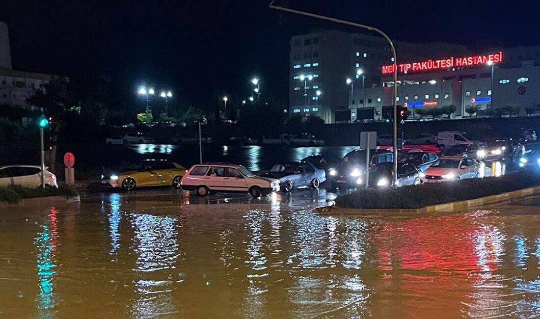 Mersin'de etkili olan sağanak nedeniyle bazı ev ve iş yerlerini