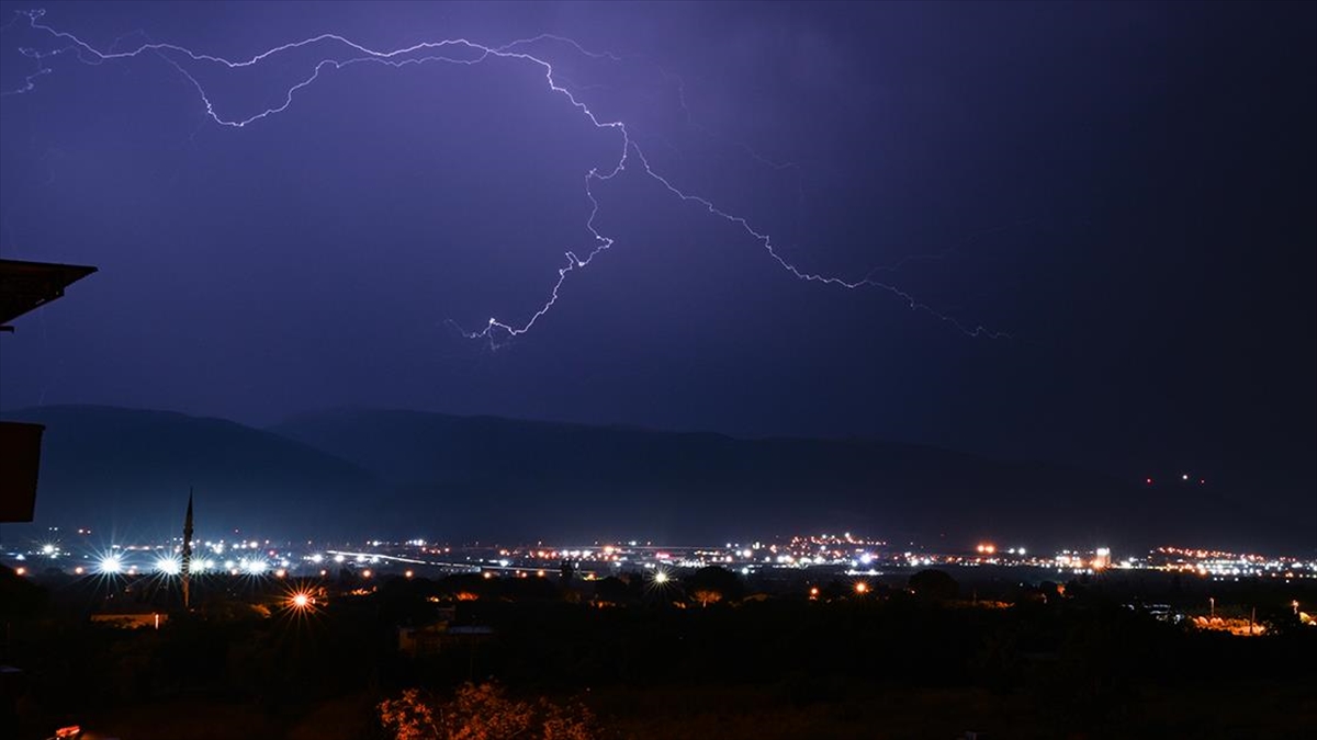 Meteoroloji Genel Müdürlüğü, gece saatlerinden itibaren yurdun batı kesimleri için