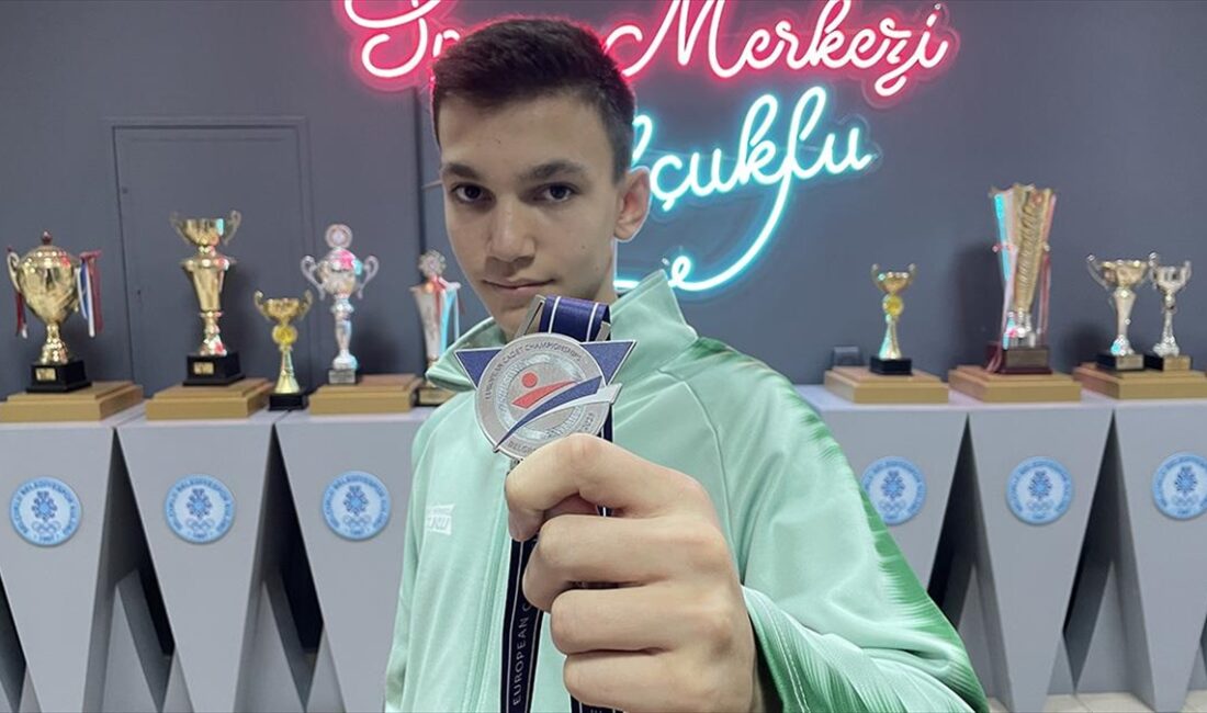Türkiye'yi milli formayla ilk kez temsil ettiği tekvando şampiyonasından gümüş