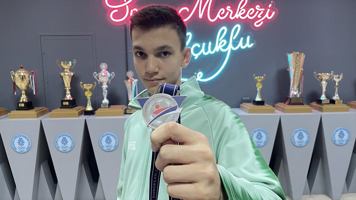 Türkiye'yi milli formayla ilk kez temsil ettiği tekvando şampiyonasından gümüş