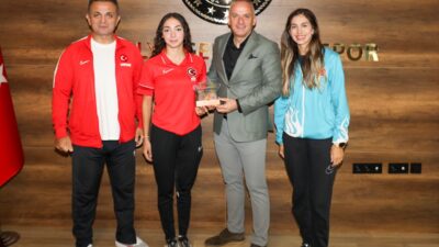 ANTALYA (AA) – Avrupa Triatlon Kupası yarışlarında gençler kategorisinde şampiyon