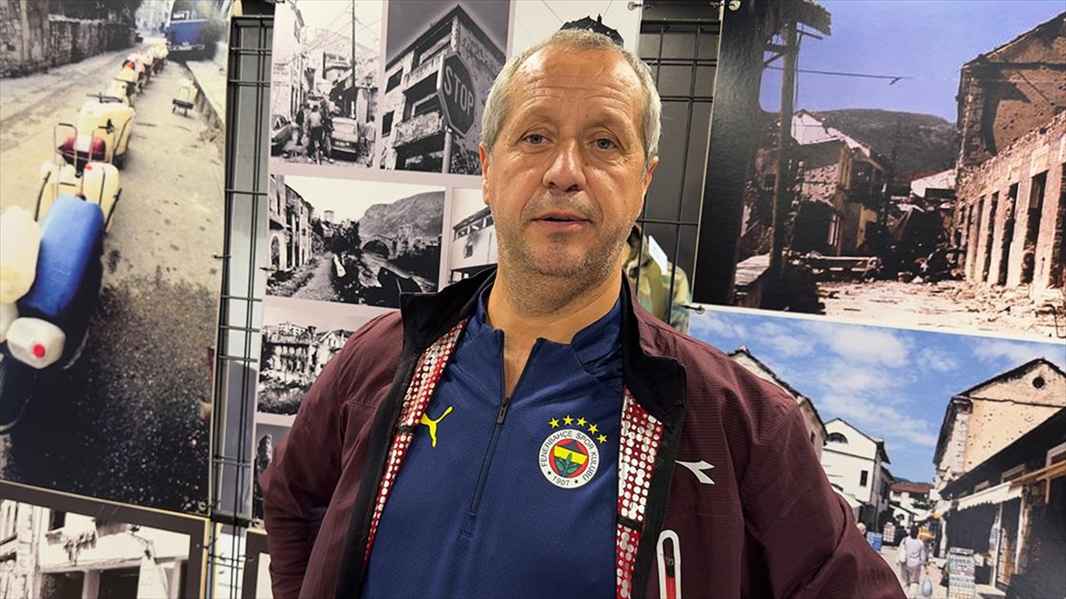 Bosna Hersek'teki savaşta, Hırvat birliklerince tahrip edilen Mostar Köprüsü'nün yıkılışına