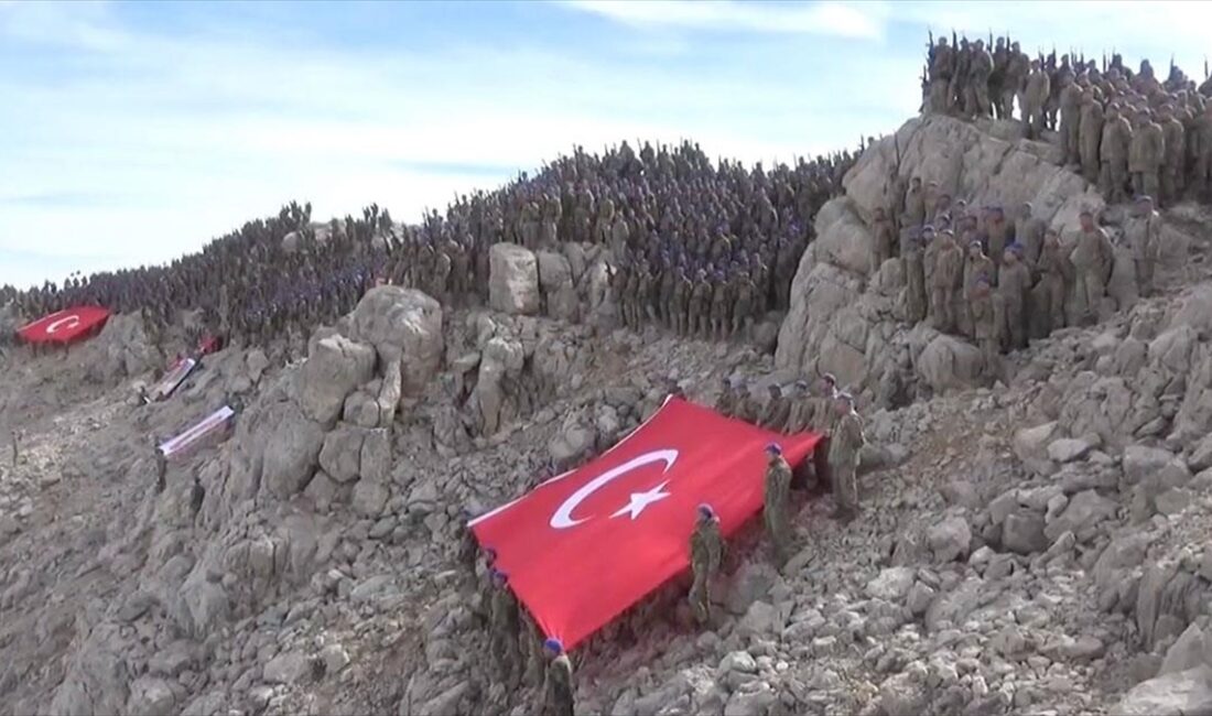 Cumhuriyetin 100'üncü yılı kutlamaları kapsamında Isparta'daki Dağ Komando Okulu ve