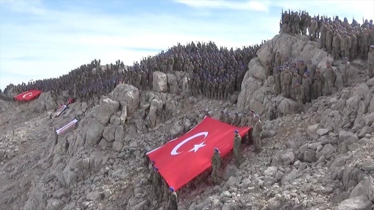 Cumhuriyetin 100'üncü yılı kutlamaları kapsamında Isparta'daki Dağ Komando Okulu ve