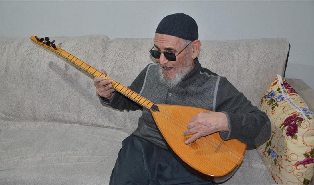 Muş'ta yaşayan görme engelli Hanefi Ünver, bestelediği yaklaşık 400 eseri,