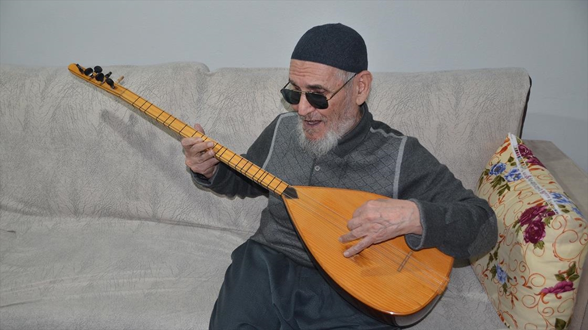 Muş'ta yaşayan görme engelli Hanefi Ünver, bestelediği yaklaşık 400 eseri,