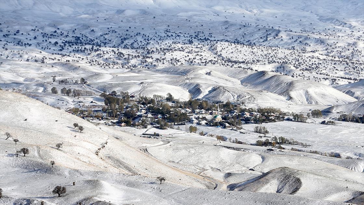 Muş'ta sabah saatlerinde başlayan kar nedeniyle yüksek kesimlerdeki köyler beyaz