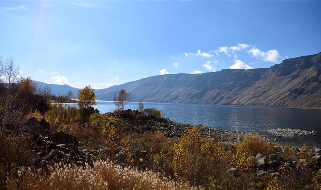 Bitlis'in Tatvan ilçesindeki Nemrut Krater Gölü, sonbaharda da yerli ve