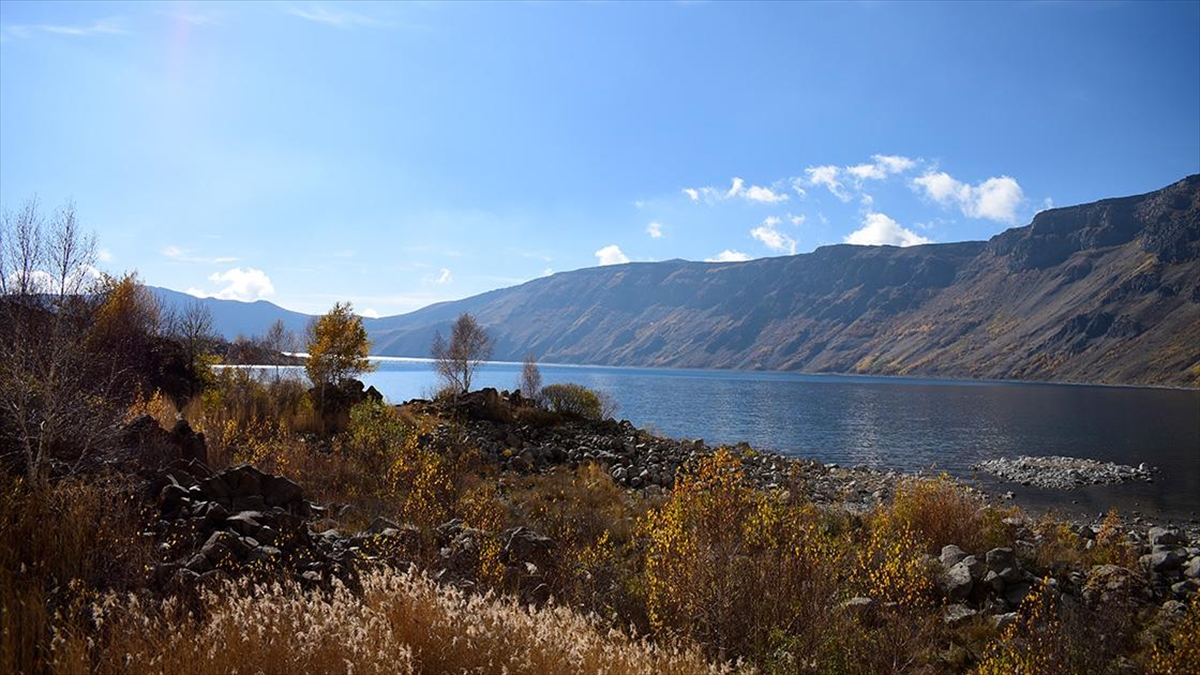 Bitlis'in Tatvan ilçesindeki Nemrut Krater Gölü, sonbaharda da yerli ve