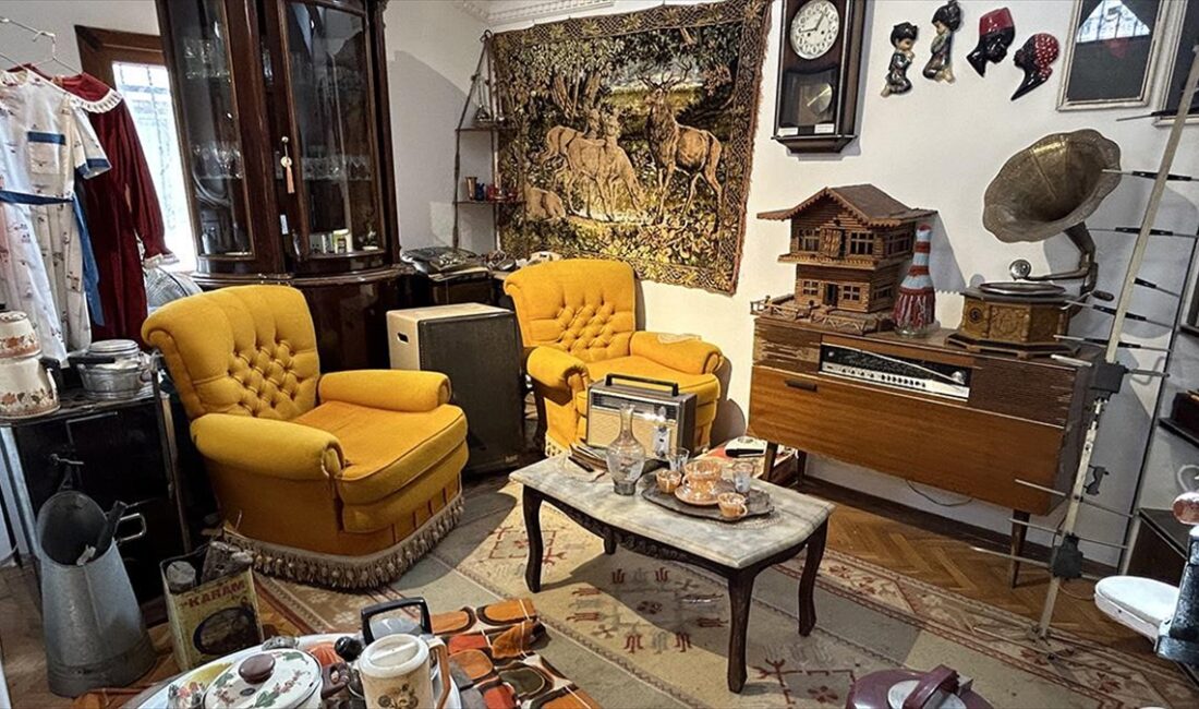 İstanbul'daki 1980'lerden kalma ev eşyaları, oyuncaklar, kara tahtalı sınıf ve