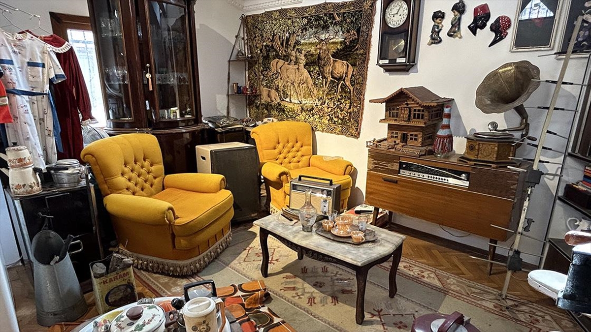 İstanbul'daki 1980'lerden kalma ev eşyaları, oyuncaklar, kara tahtalı sınıf ve