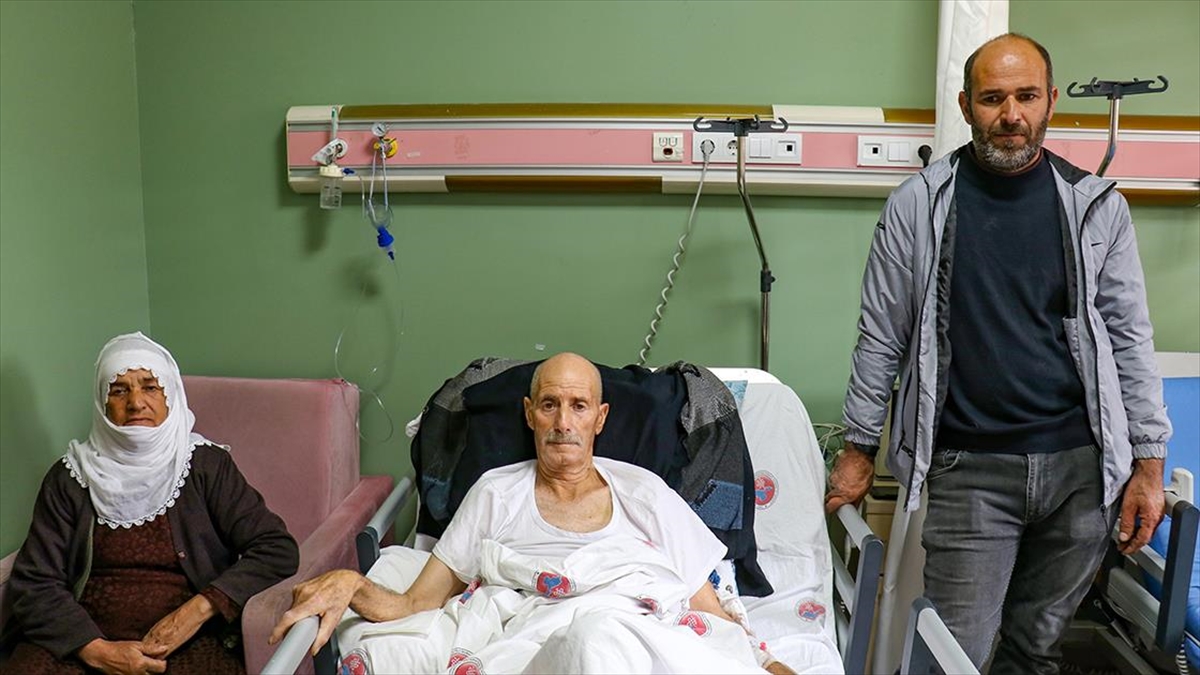 Van'ın Muradiye ilçesinde oğlunun askerde öğrendiği kalp masajını uygulamasıyla hayata