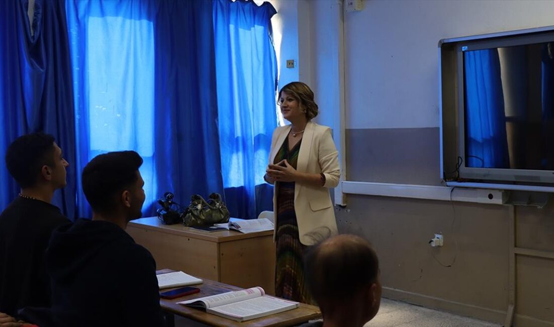 Adana'da eşinin işlettiği markette çalışarak kazandığı üniversite sınavıyla önce işletme
