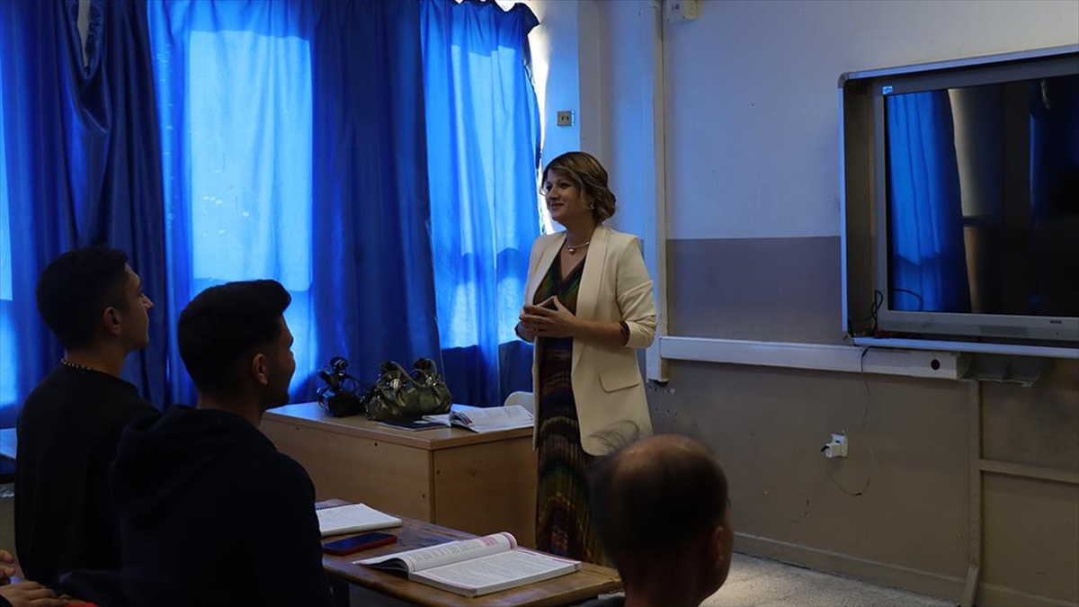 Adana'da eşinin işlettiği markette çalışarak kazandığı üniversite sınavıyla önce işletme