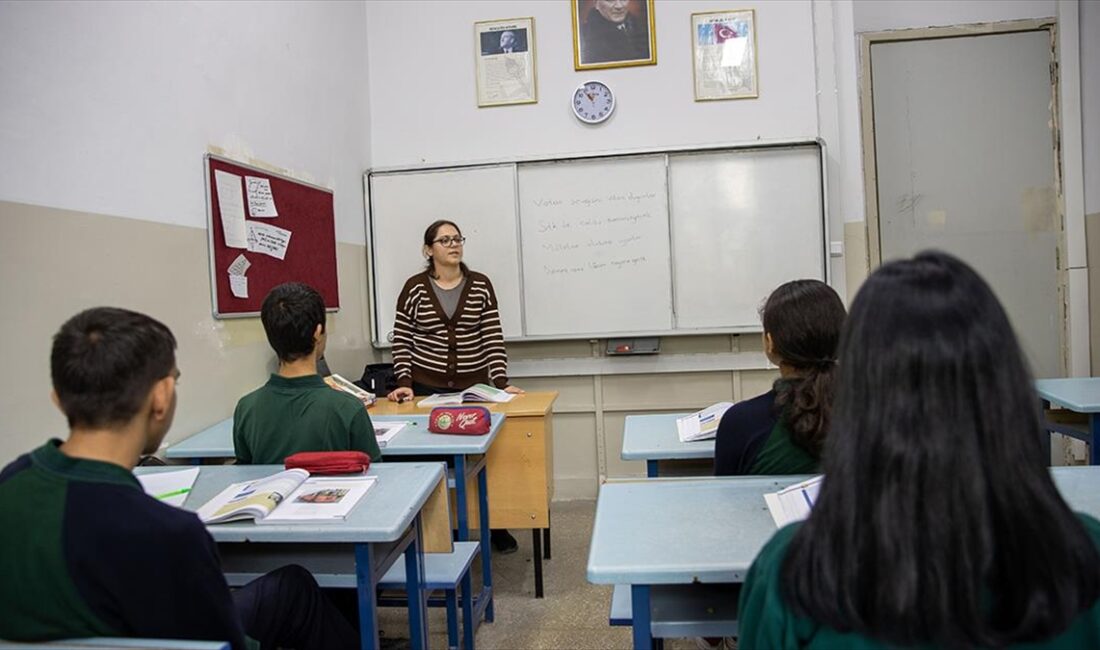 Edirne'de yaşayan Elif Ağaç, temizlik personeli olarak çalıştığı okullara öğretmen
