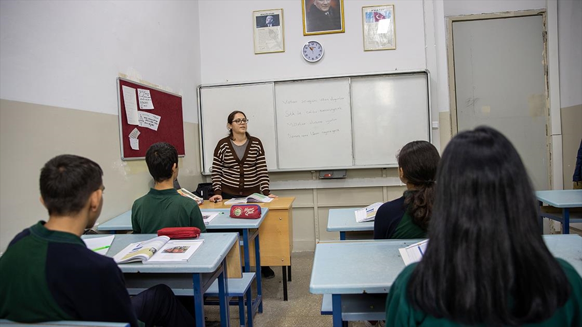 Edirne'de yaşayan Elif Ağaç, temizlik personeli olarak çalıştığı okullara öğretmen
