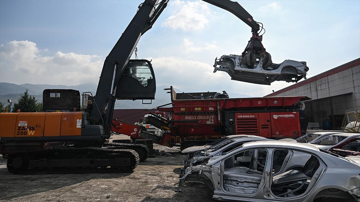 Ömrünü Tamamlamış Araç Sanayicileri Derneği Yönetim Kurulu Başkanı Günay Dar,