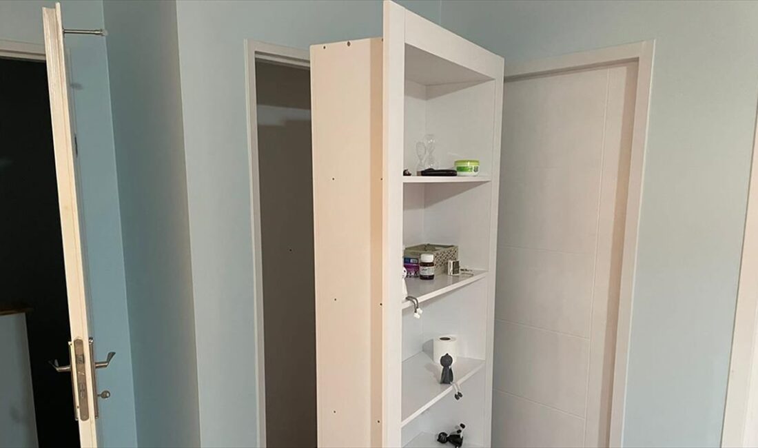 Osmaniye'de firari FETÖ hükümlüsü, kitaplık şeklinde düzenlenen gizli bölmede yakalandı Osmaniye'de, hakkında kesinleşmiş hapis cezası bulunan Fetullahçı Terör Örgütü (FETÖ)