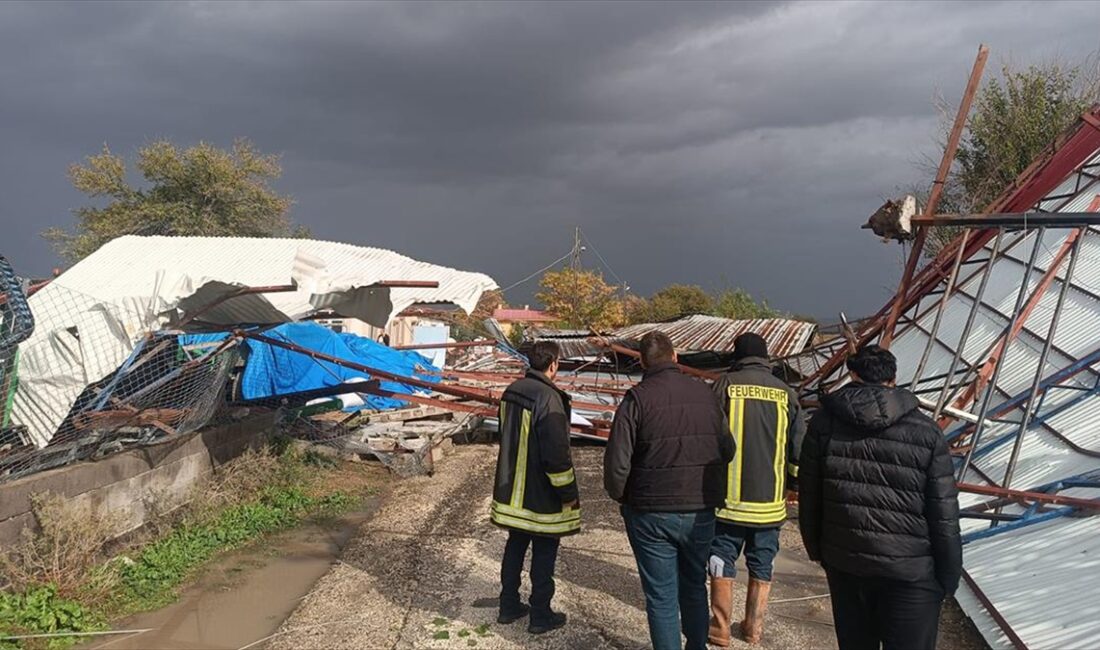 Osmaniye'de fırtına, ahır ve tarım arazilerine zarar verdi Osmaniye'nin Kadirli ilçesinde, fırtına nedeniyle bazı ahırların çatısı uçtu, tarım