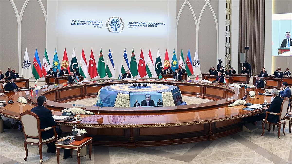 Özbekistan'ın başkenti Taşkent'te düzenlenen Ekonomik İşbirliği Teşkilatı (EİT) 16. Liderler