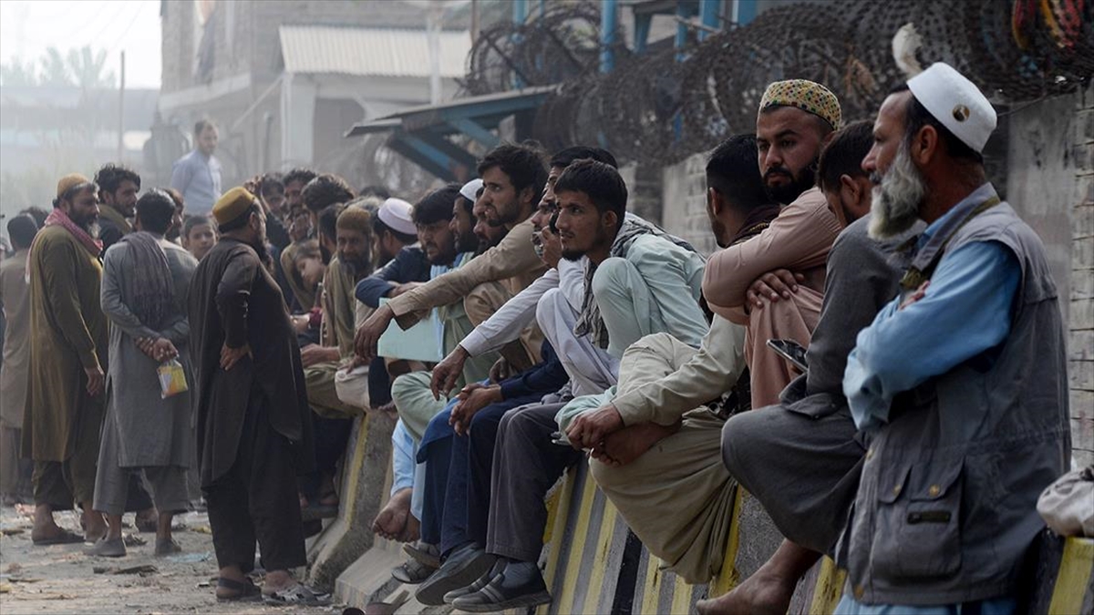 Pakistan'da geçici hükümetin düzensiz göçmenleri ülkeden göndermeye yönelik kararı, İslamabad