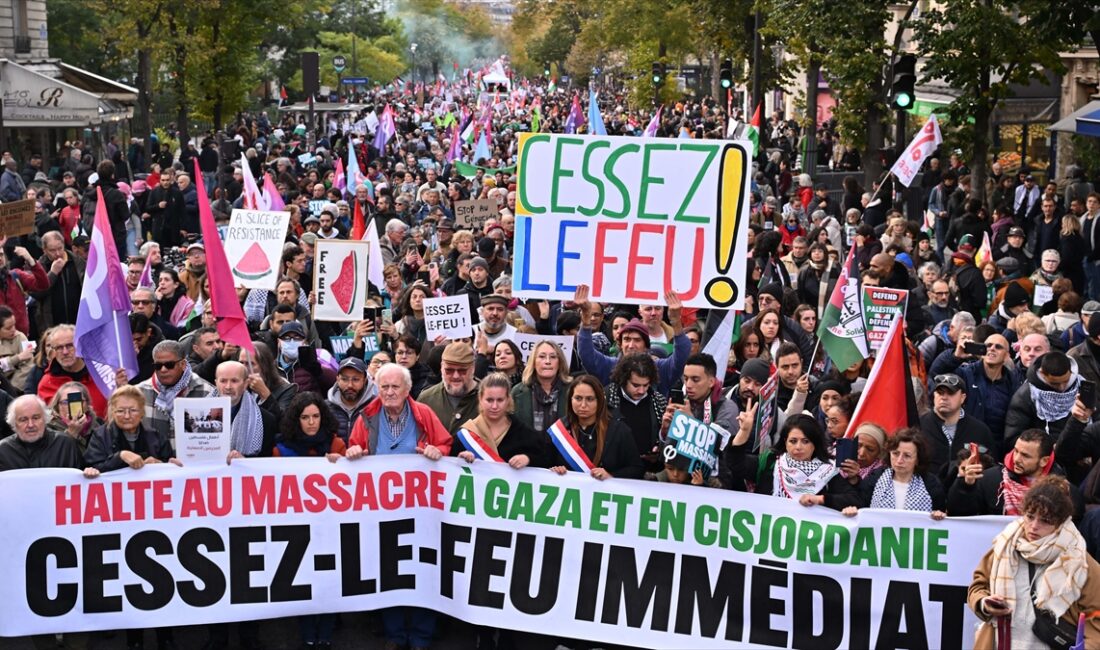 PARIS (AA) – Cumhuriyet Meydanı’nda başlayan gösteriye aralarında Boyun Eğmeyen